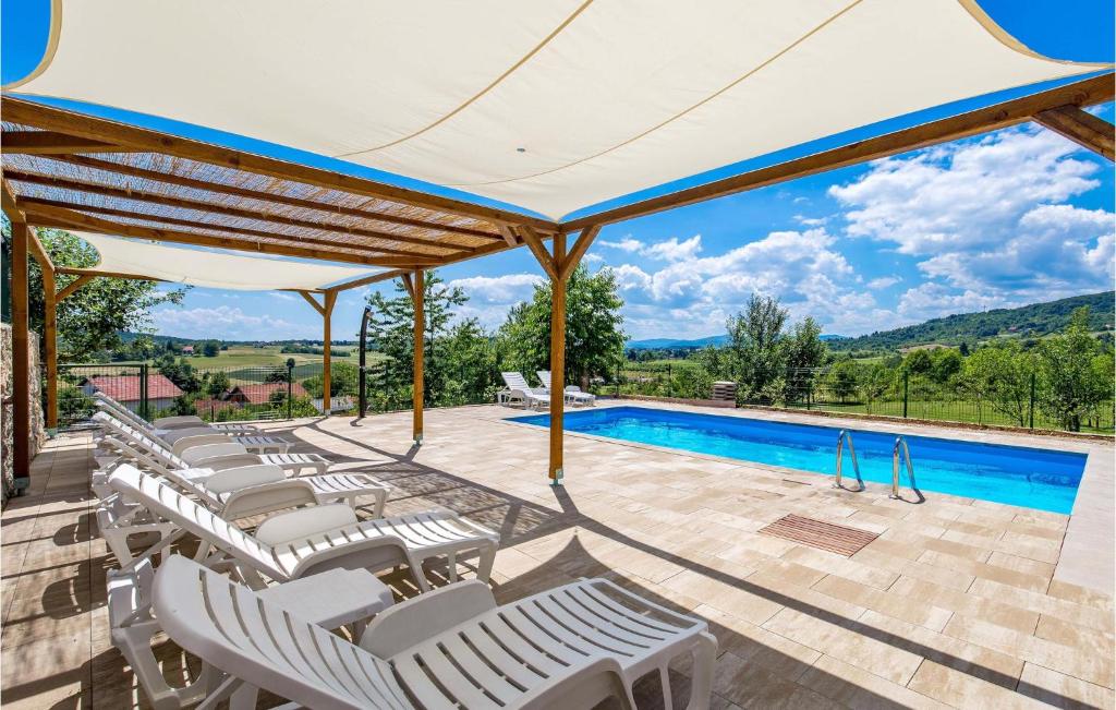 Bazén v ubytování 1 Bedroom Lovely Apartment In Rakovica nebo v jeho okolí