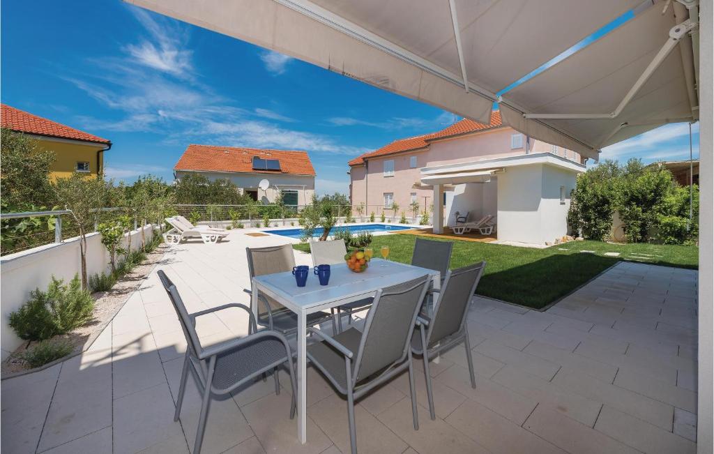 Patio alebo iná vonkajšia časť ubytovania Two-Bedroom Apartment In Murter