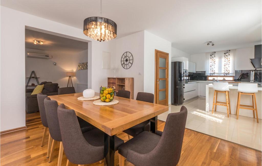 Kuchyňa alebo kuchynka v ubytovaní Cozy Home In Biograd Na Moru With Sauna