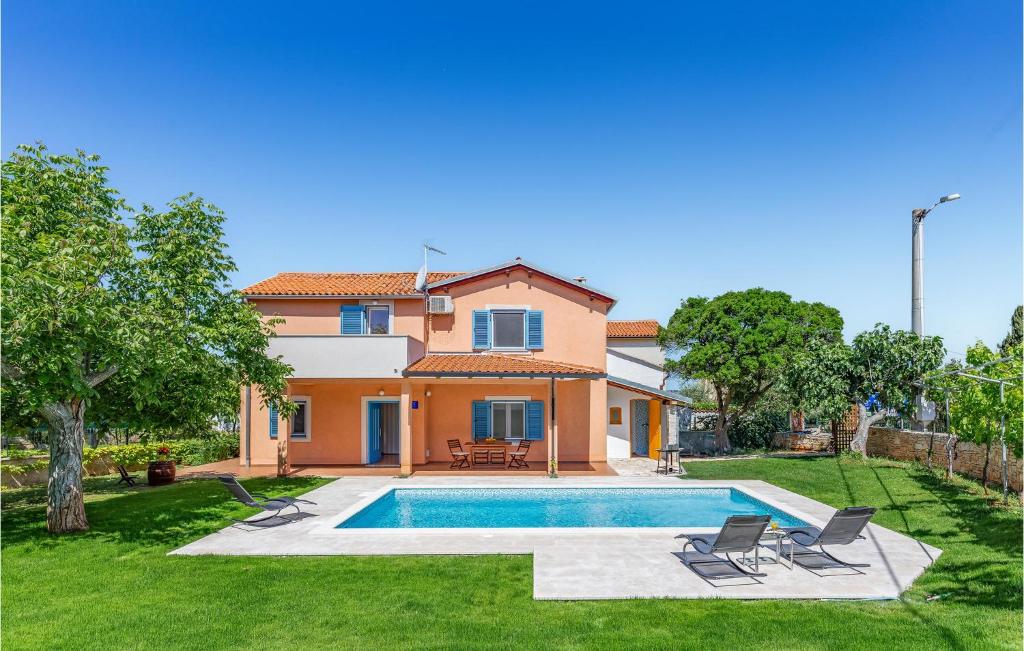 Bazén v ubytování Two-Bedroom Holiday Home In Banjole nebo v jeho okolí