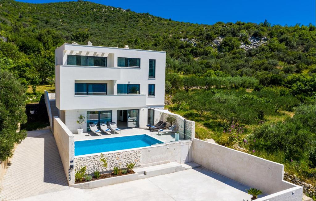 Bazén v ubytovaní Four-Bedroom Holiday Home In Zaton Mali alebo v jeho blízkosti
