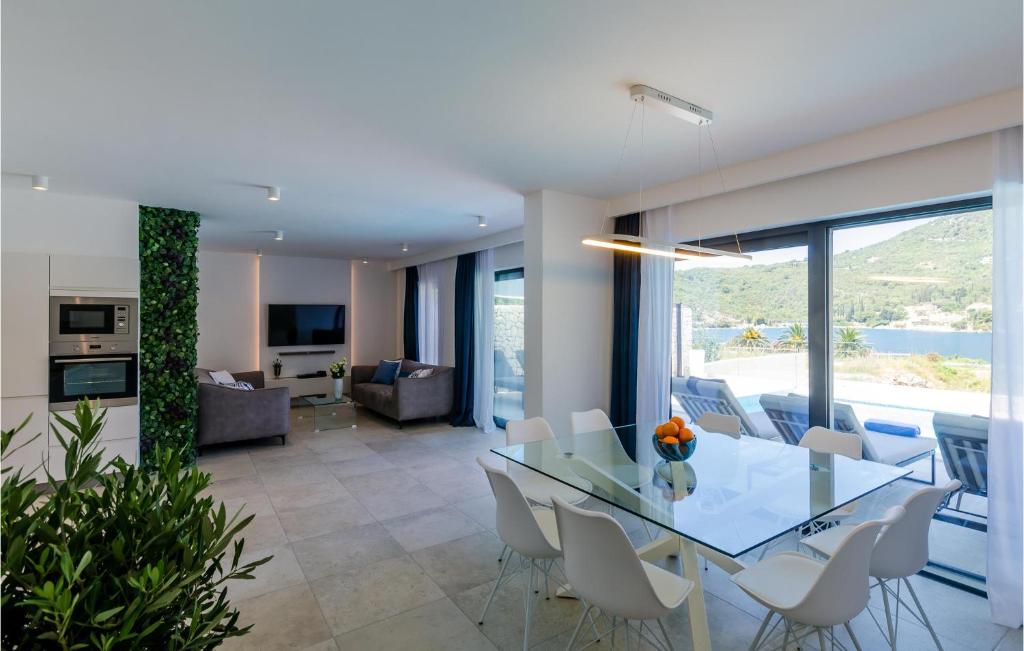 Posedenie v ubytovaní Four-Bedroom Holiday Home In Zaton Mali