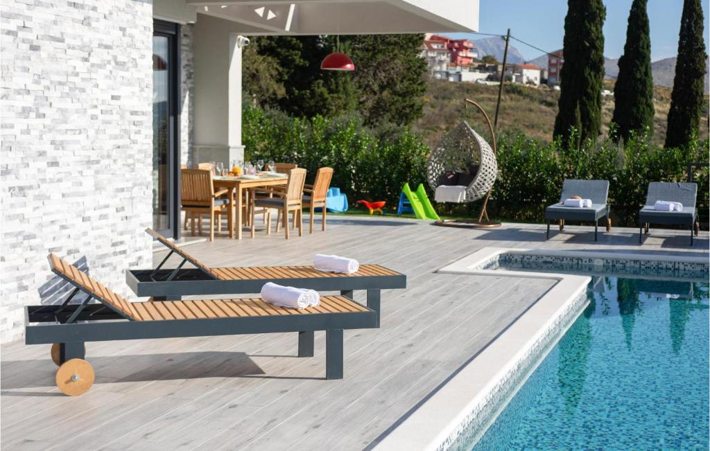 Bazén v ubytovaní Cozy Home In Kucine With Jacuzzi alebo v jeho blízkosti