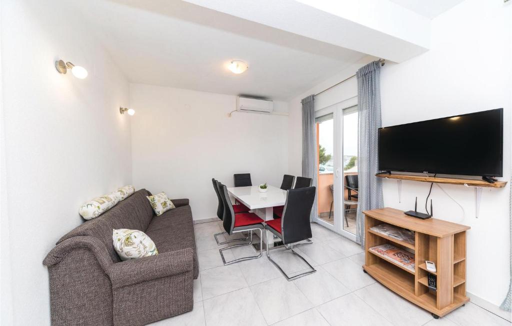 Televízia a/alebo spoločenská miestnosť v ubytovaní Two-Bedroom Apartment In Sevid