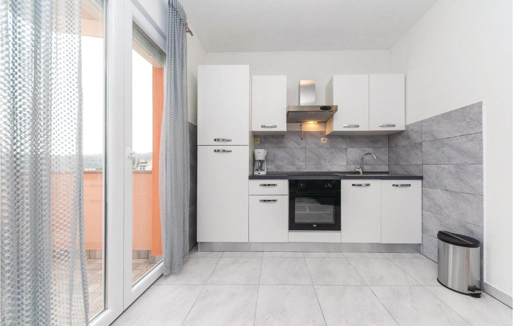 Kuchyňa alebo kuchynka v ubytovaní Two-Bedroom Apartment In Sevid