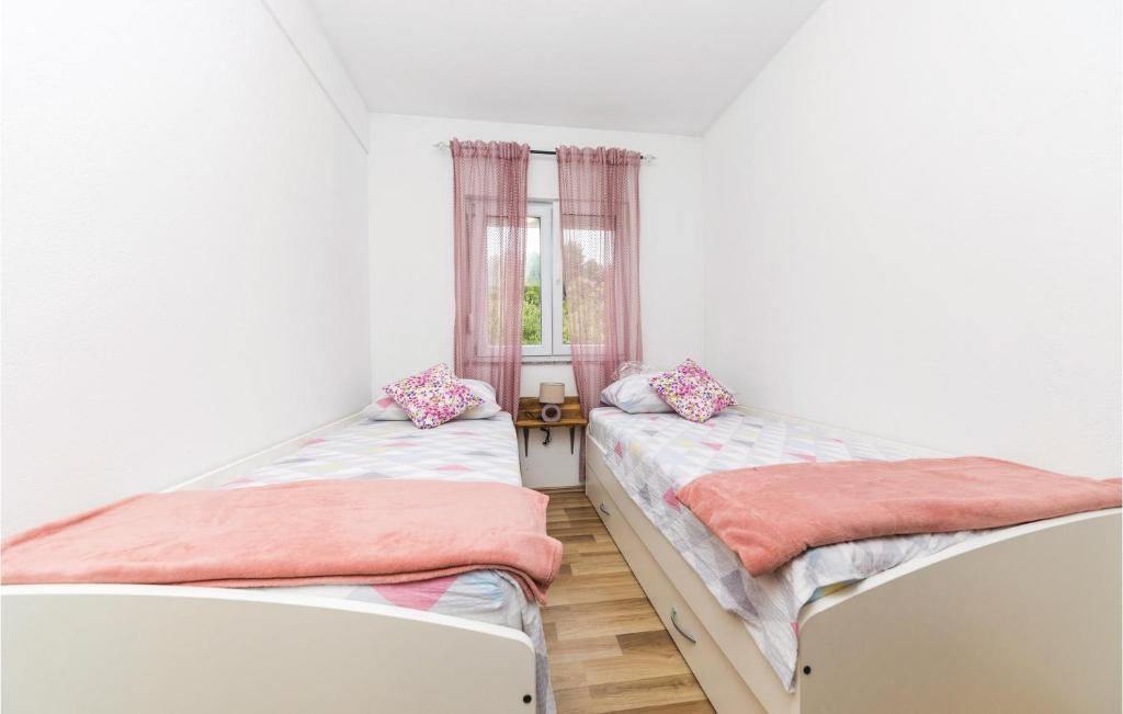 Posteľ alebo postele v izbe v ubytovaní Two-Bedroom Apartment In Sevid