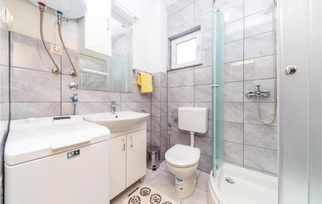 Kúpeľňa v ubytovaní Two-Bedroom Apartment In Sevid