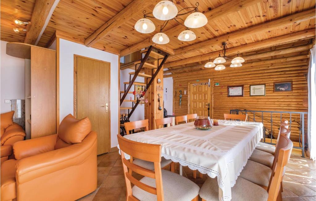 Posedenie v ubytovaní 0-Bedroom Holiday Home In Jastrebarsko