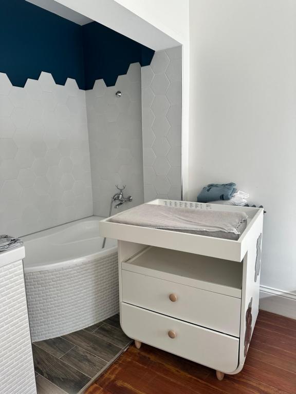a bathroom with a sink and a bath tub at Spacieux et élégant proche plage Le Havre Coty in Le Havre