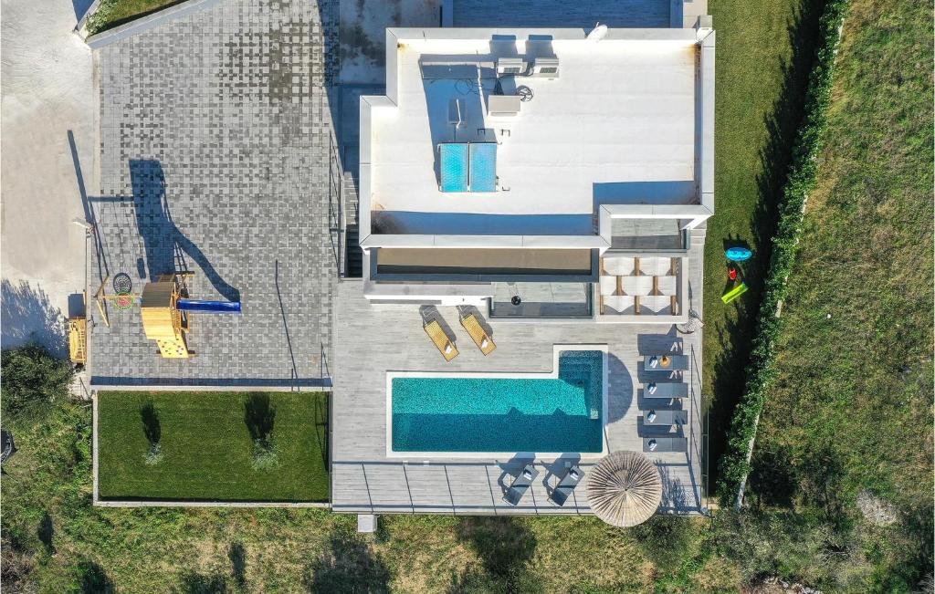 Bazén v ubytovaní Cozy Home In Kucine With Jacuzzi alebo v jeho blízkosti