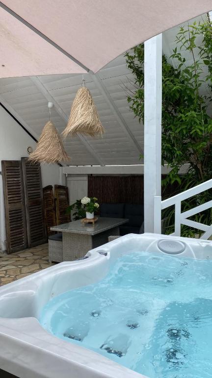 Bazén v ubytovaní La petite duchesse - jaccuzzi alebo v jeho blízkosti