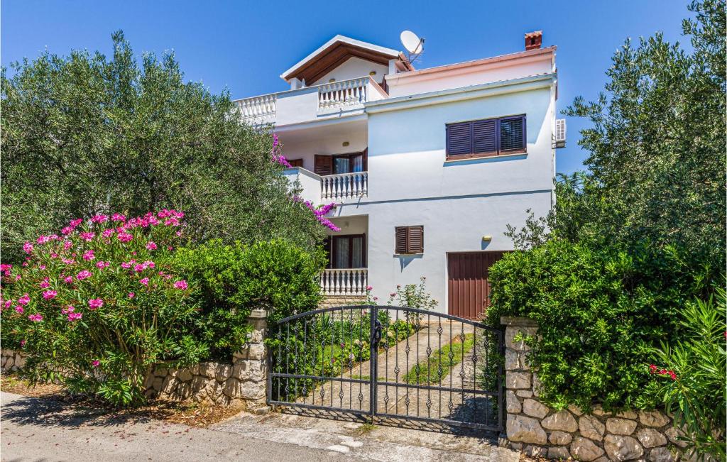 Awesome Apartment In Petrcane With Wifi