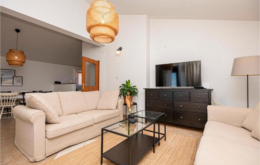 5 Bedroom Stunning Home In Lovrec - Casa De Vacaciones De Cinco Habitaciones