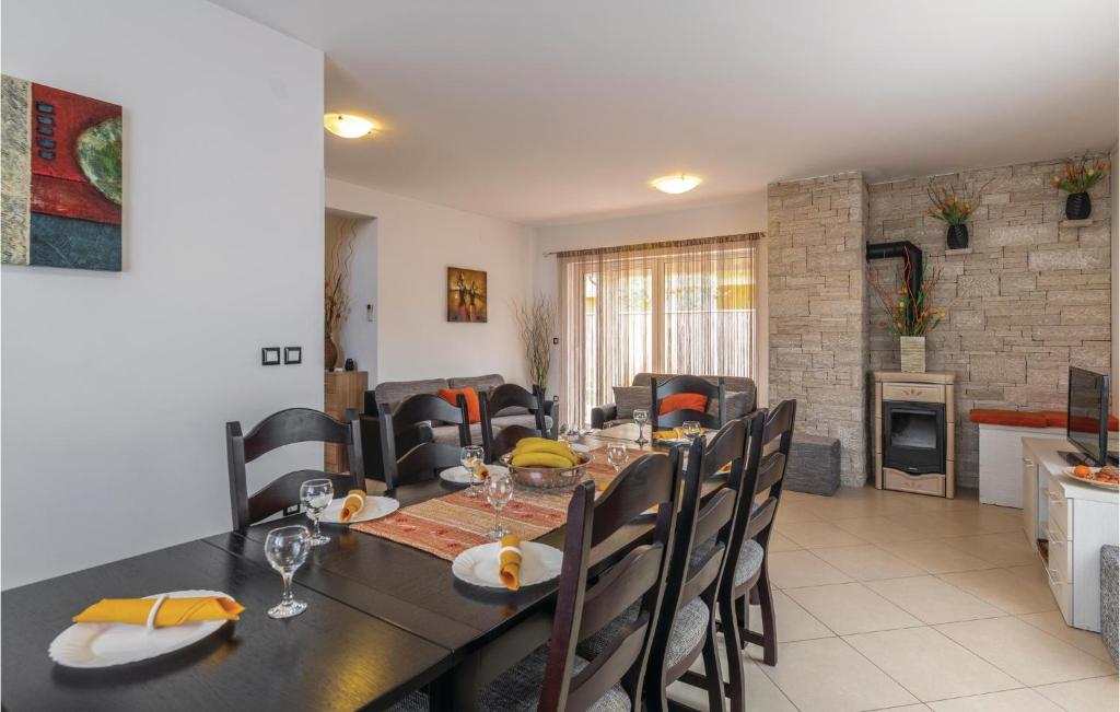 Kuchyňa alebo kuchynka v ubytovaní Holiday Home Loborika 44