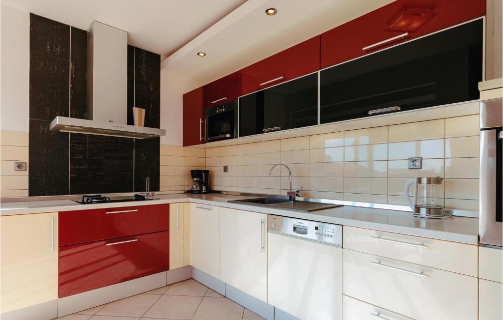 Kuchyňa alebo kuchynka v ubytovaní Awesome Home In Bibinje With Kitchen