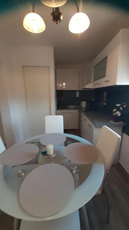 Kuchyňa alebo kuchynka v ubytovaní apartmani G&M