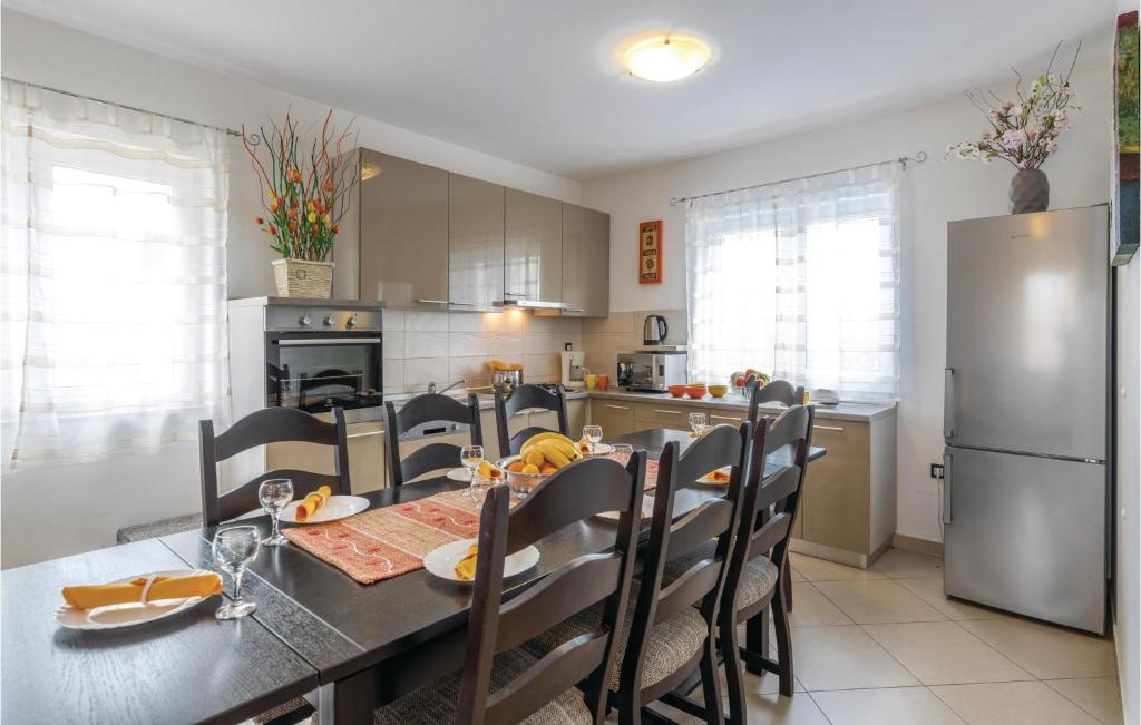 Kuchyňa alebo kuchynka v ubytovaní Holiday Home Loborika 44
