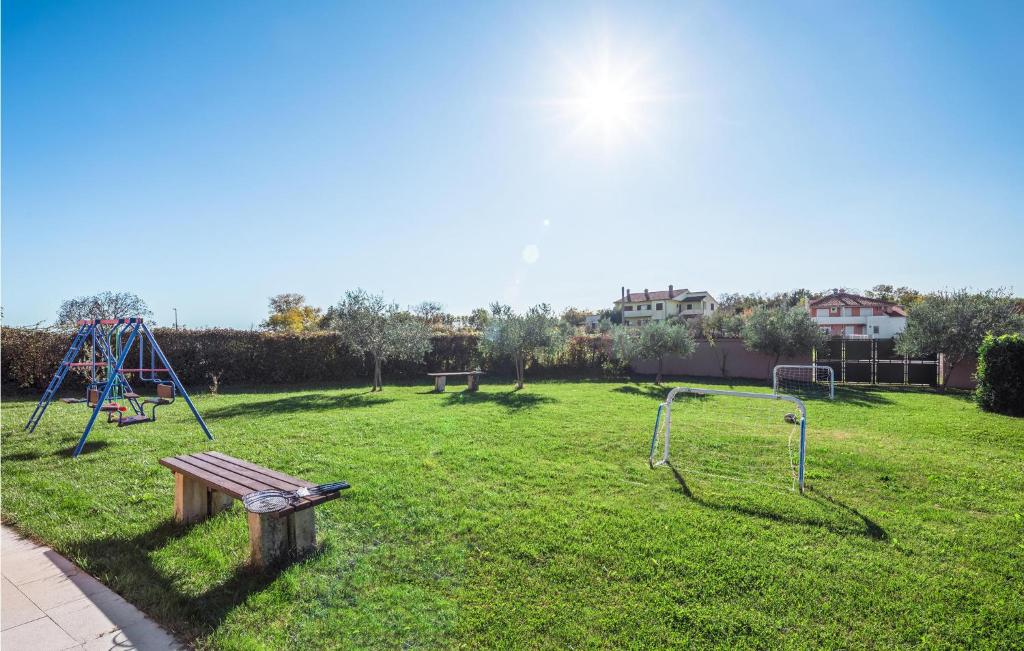 Plac zabaw dla dzieci w obiekcie Pet Friendly Home In Barban With Sauna