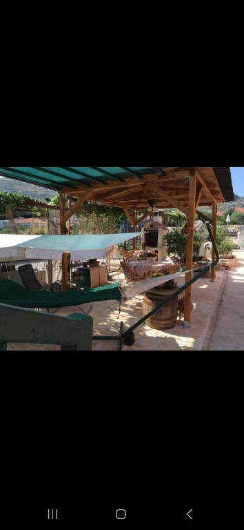 Reštaurácia alebo iné gastronomické zariadenie v ubytovaní Holiday Home Listeši 1