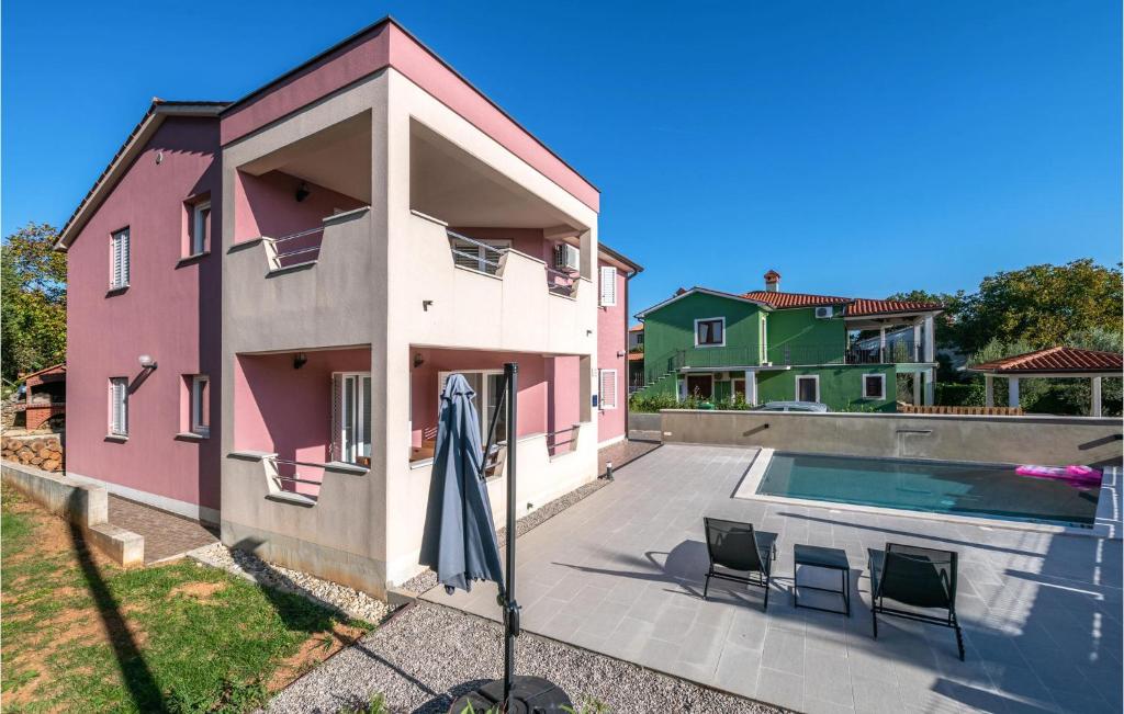 Bazén v ubytovaní 4 Bedroom Cozy Home In Labin alebo v jeho blízkosti