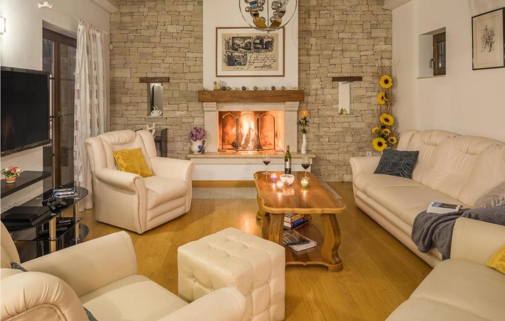 salon z białymi meblami i kominkiem w obiekcie Pet Friendly Home In Barban With Sauna w mieście Barban