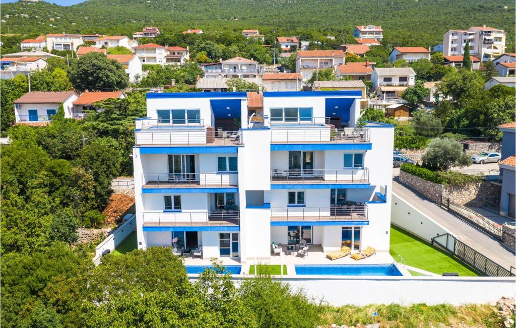 widok z powietrza na biały dom z niebieskimi akcentami w obiekcie Awesome Apartment In Smokvica Krmpotska w Zagrzebiu