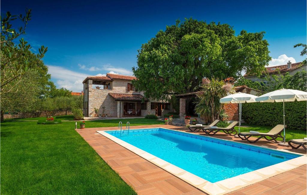 een zwembad in de tuin van een huis bij Villa Nini in Poreč