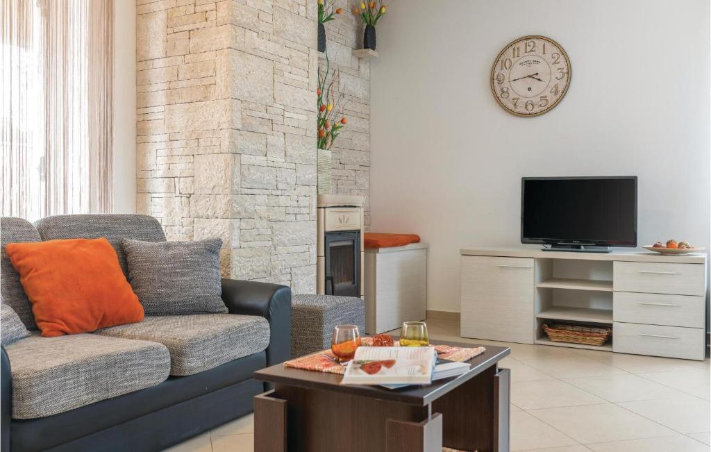 Televízia a/alebo spoločenská miestnosť v ubytovaní Holiday Home Loborika 44