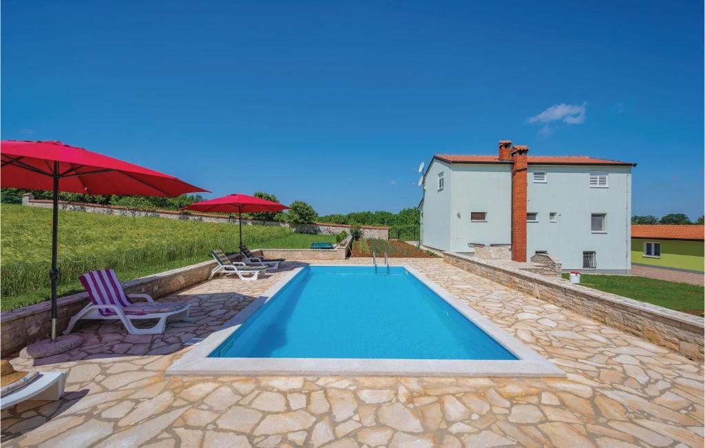 Bazén v ubytovaní 2 Bedroom Cozy Home In Sv,lovrec alebo v jeho blízkosti