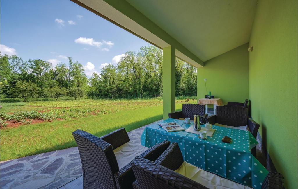 Vonkajšia záhrada v ubytovaní 2 Bedroom Cozy Home In Sv,lovrec