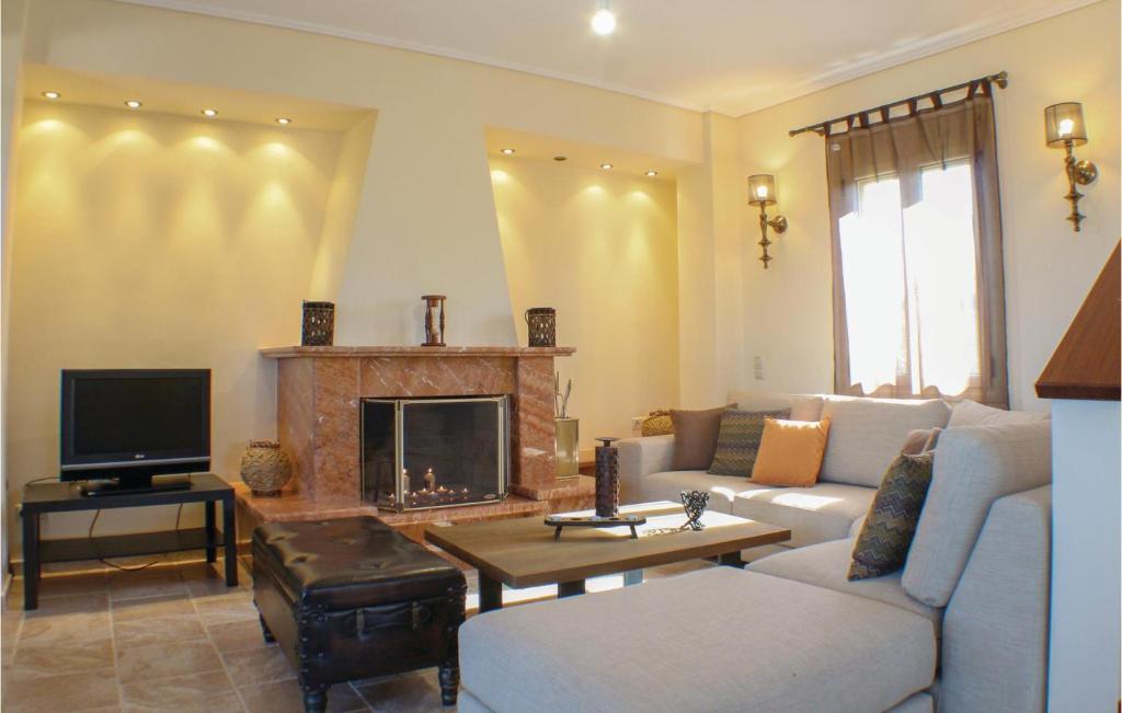 A seating area at Amazing Home In Koroni With Jacuzzi