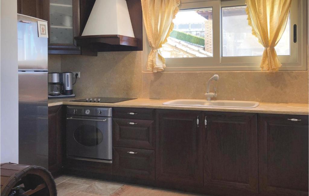 A kitchen or kitchenette at Amazing Home In Koroni With Jacuzzi