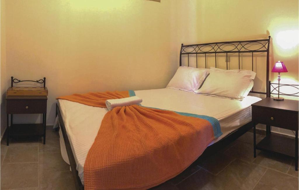 A bed or beds in a room at Amazing Home In Koroni With Jacuzzi