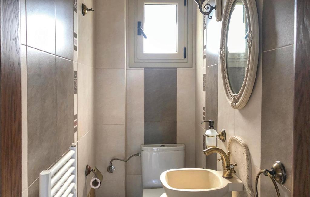 A bathroom at Amazing Home In Koroni With Jacuzzi