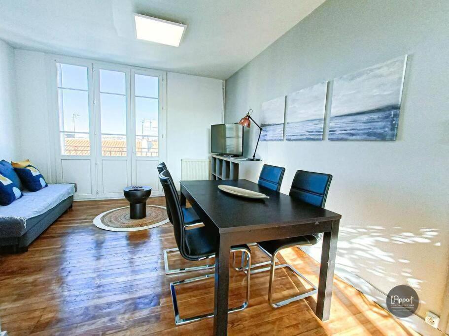 Cette chambre comprend un bureau avec des chaises et une télévision. dans l'établissement Suite Houmeau 3- Gare Pôle Image, à Angoulême