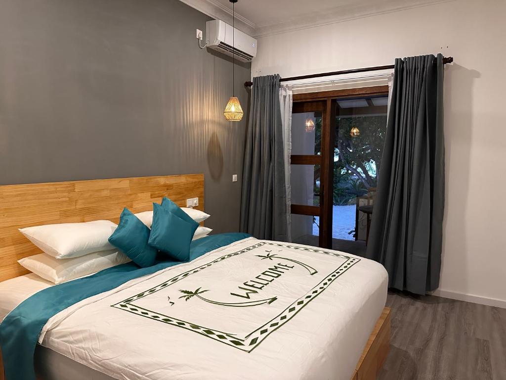 Postel nebo postele na pokoji v ubytování Dhigurah Beach Inn