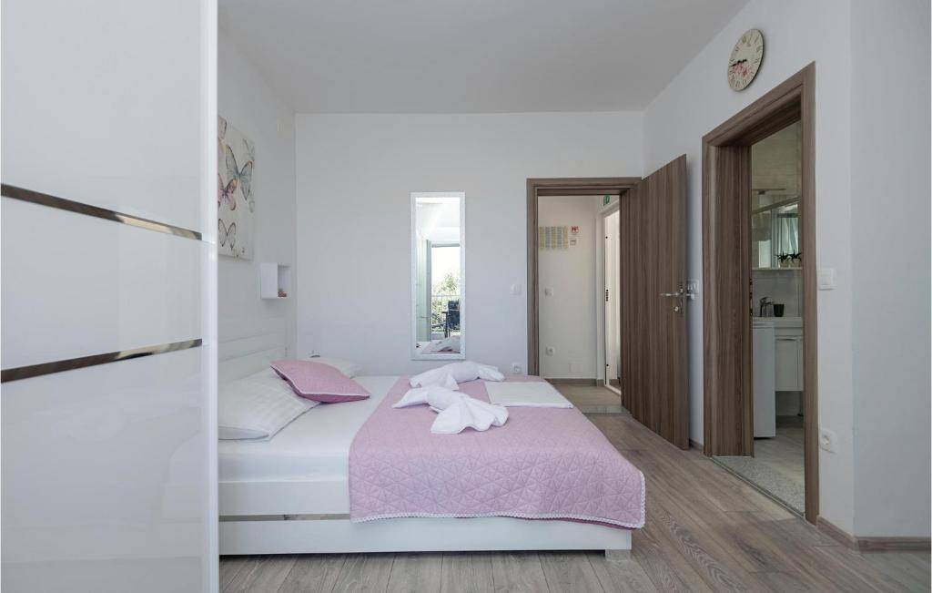 Posteľ alebo postele v izbe v ubytovaní Amazing Apartment In Podaca With Wifi