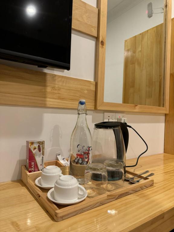 Příslušenství pro přípravu čaje a kávy v ubytování Dhigurah Beach Inn