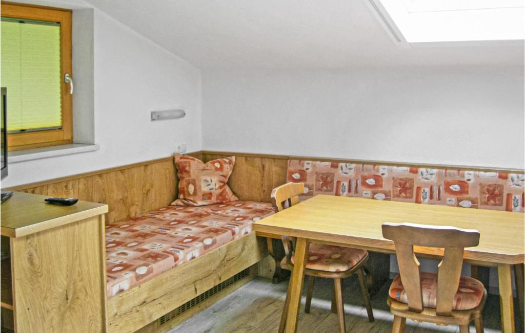 pokój z łóżkiem, stołem i krzesłami w obiekcie Ansprechende Ferienwohnung w mieście Brixlegg