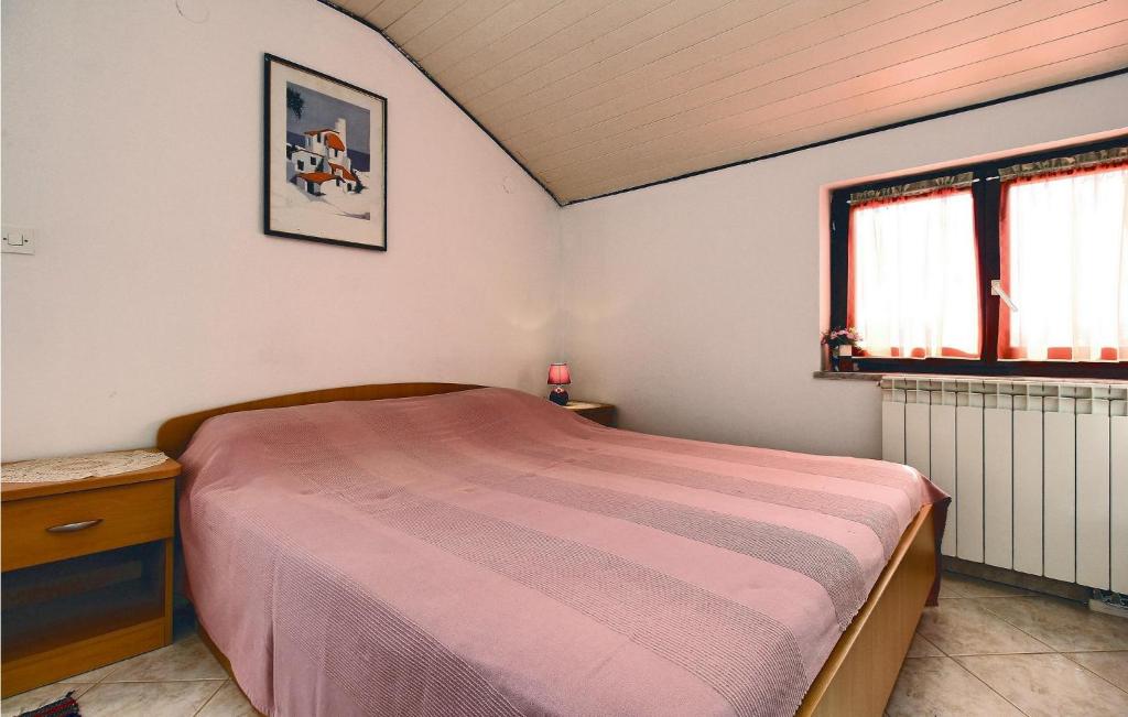 mała sypialnia z łóżkiem i oknem w obiekcie Awesome Apartment In Umag With Wifi w mieście Umag
