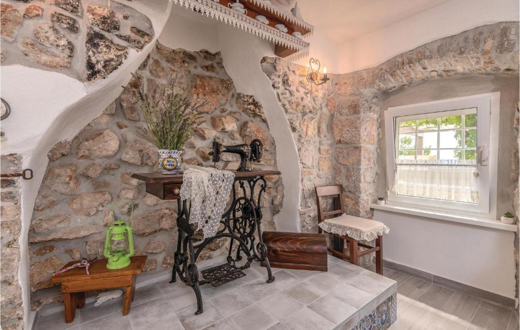 Posezení v ubytování Nice Home In Cres With House Sea View