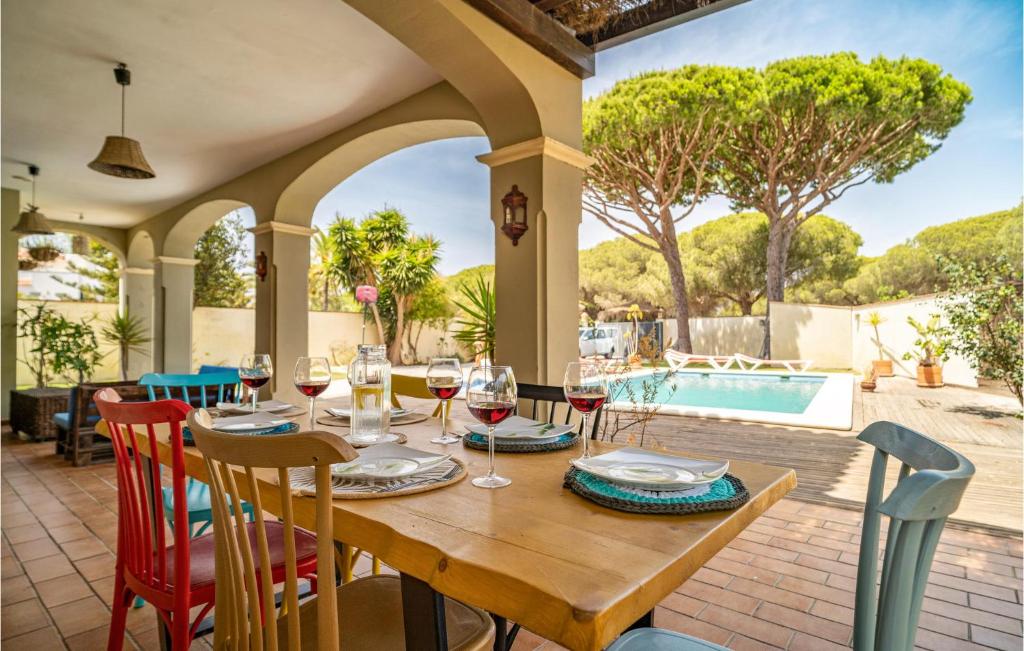 Basen w obiekcie Gorgeous Home In Conil De La Frontera lub w pobliżu