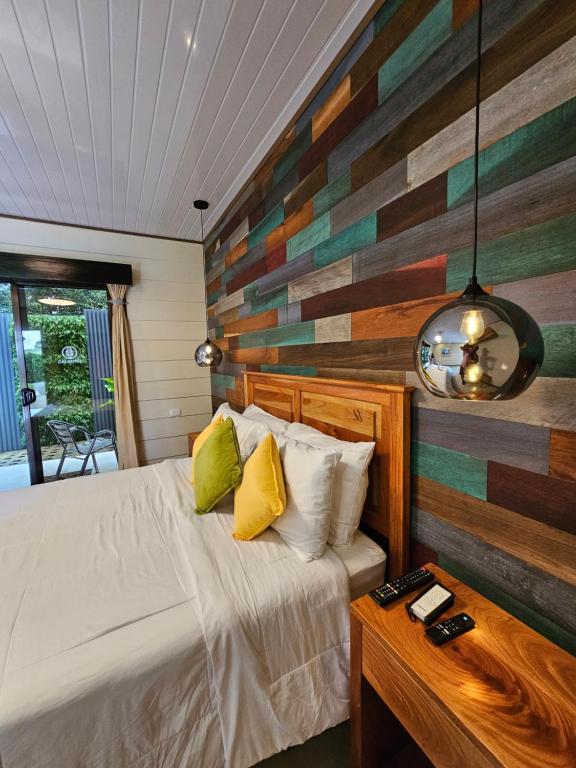 Postel nebo postele na pokoji v ubytování Calathea Lodge Monteverde