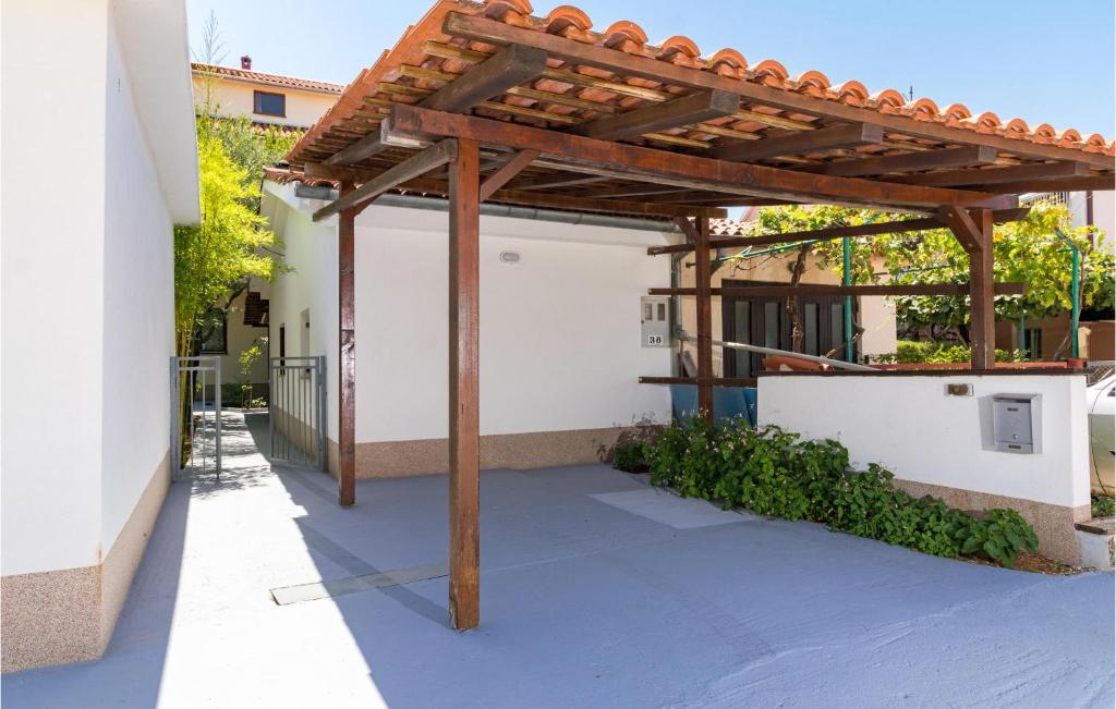 drewniana pergola na boku budynku w obiekcie 2 Bedroom Lovely Apartment In Valbandon w mieście Valbandon