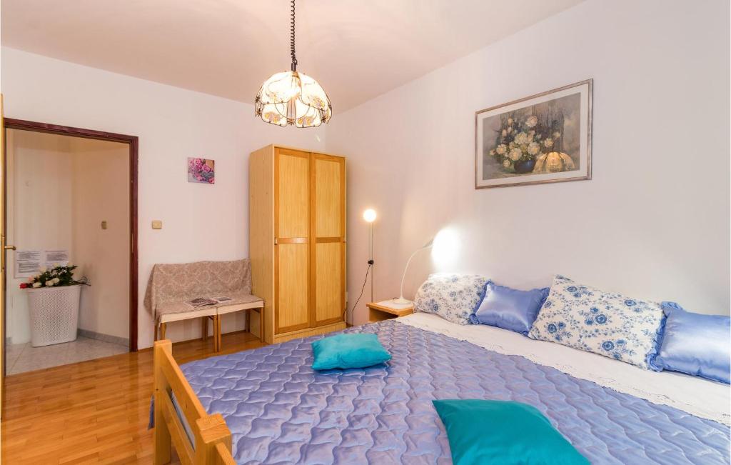 Łóżko lub łóżka w pokoju w obiekcie 2 Bedroom Lovely Apartment In Valbandon