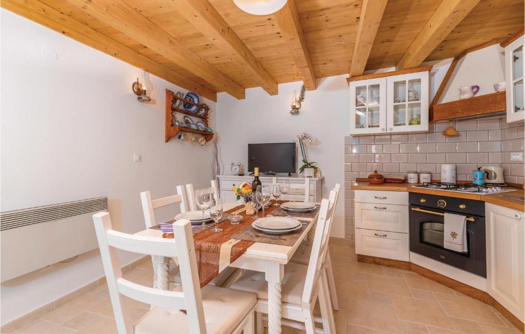Кухня или мини-кухня в Amazing Home In Lubenice With Wifi

