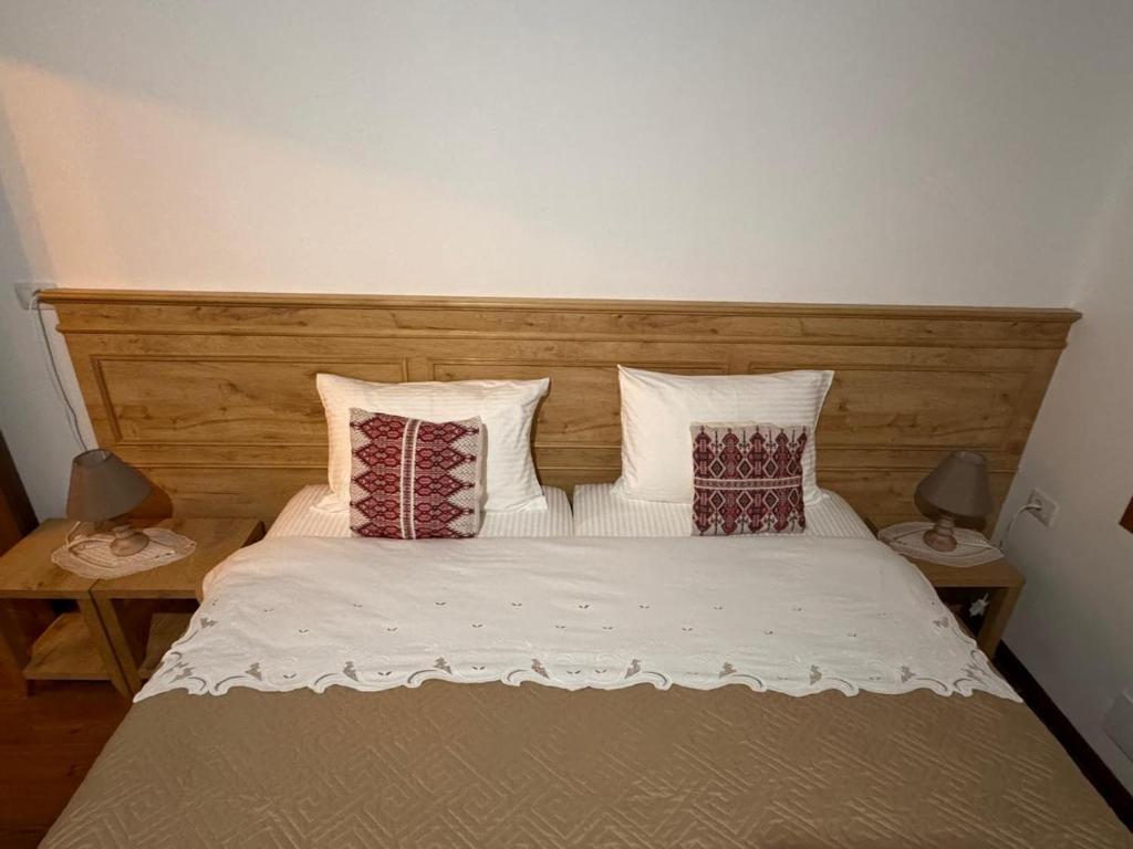 Postel nebo postele na pokoji v ubytování Mezini Guest House