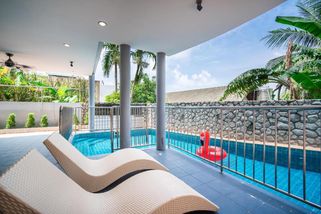 patong villa3 四卧海景泳池别墅 近班赞海鲜市场 中英泰三语服务 في شاطيء باتونغ: صورة لحمام سباحة في منزل