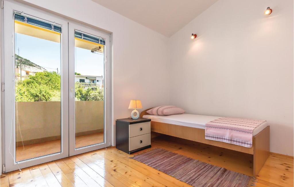 Postel nebo postele na pokoji v ubytování Three-Bedroom Apartment In Rogotin