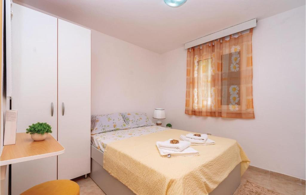 Postel nebo postele na pokoji v ubytování Lovely Apartment In Osobljava With Wifi